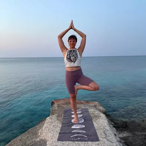 Yoga ist für mich (m)eine Quelle für innere Stärke & Ruhe und meine Praxis hilft mir, mir selbst nahe zu sein. Ich liebe es neue Yogarichtungen auszuprobieren, doch zuhause bin ich im Hatha-Yoga.
