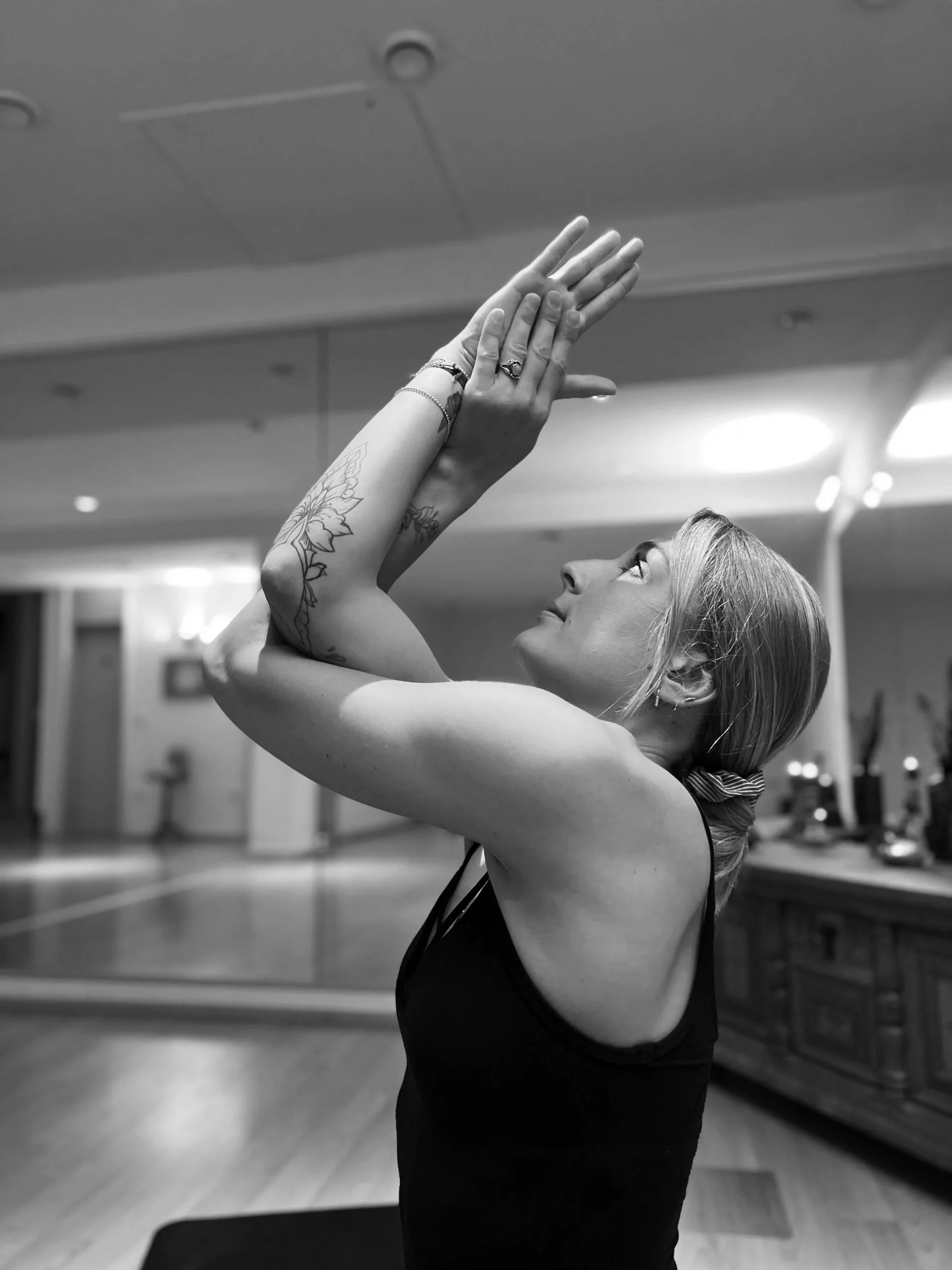 Yoga ist für mich ein ganzheitliches Körpergefühl und eine Möglichkeit, die Verbindung zu mir selbst zu stärken. Es ist für mich nicht nur eine Praxis, sondern ein Lebensstil voller Achtsamkeit & Wachstum. Meine Klassen sind eine Einladung, die Gedanken zur Ruhe kommen zu lassen, indem wir uns bewusst bewegen, die Atmung fokussieren und ins Spüren kommen.