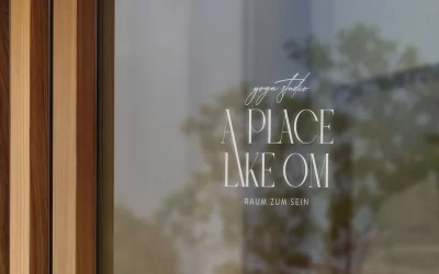 yoga-studio-a-place-like-om-mockup-fenster