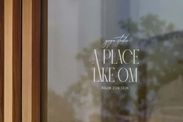 yoga-studio-a-place-like-om-mockup-fenster