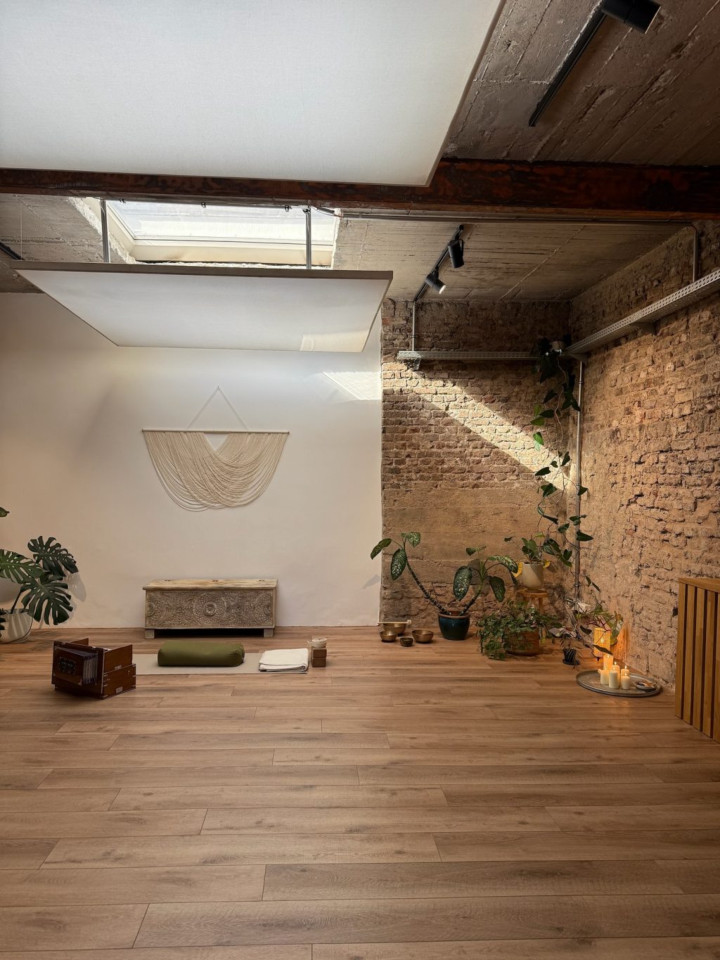 Instagram post from aplacelikeom. This post is in position 0.